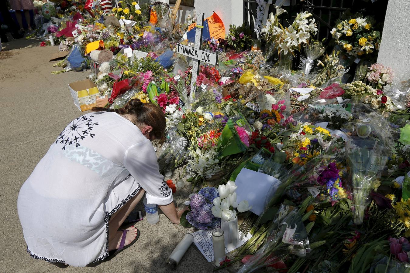 Multitudinaria ceremonia en la iglesia de Charleston, tras la matanza