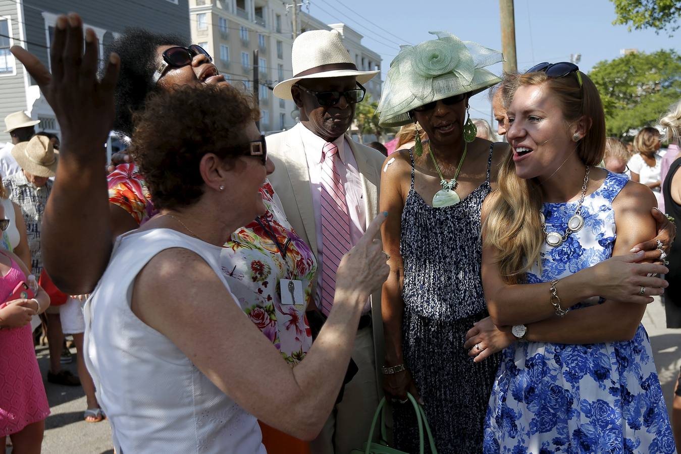 Multitudinaria ceremonia en la iglesia de Charleston, tras la matanza