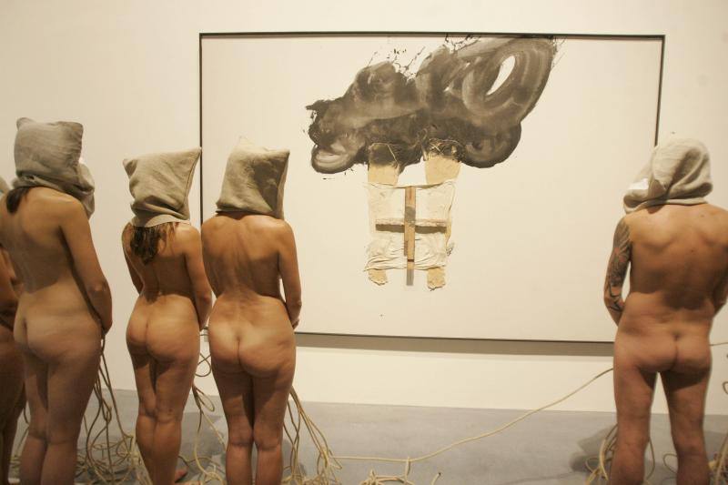 Montijano, en el Pompidou con su performance de 30 desnudos