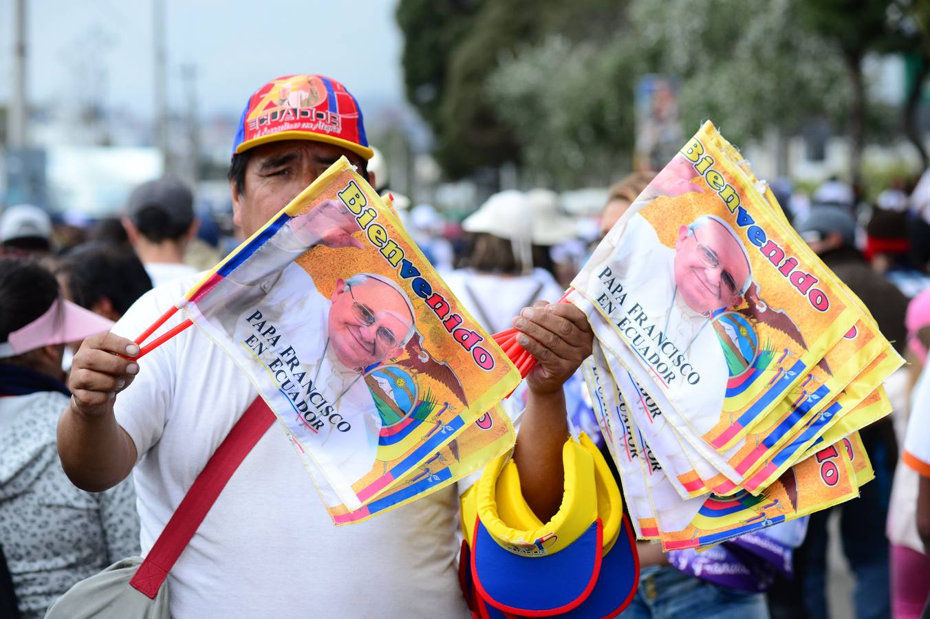 Un vendedor de banderas del papa Francisco.