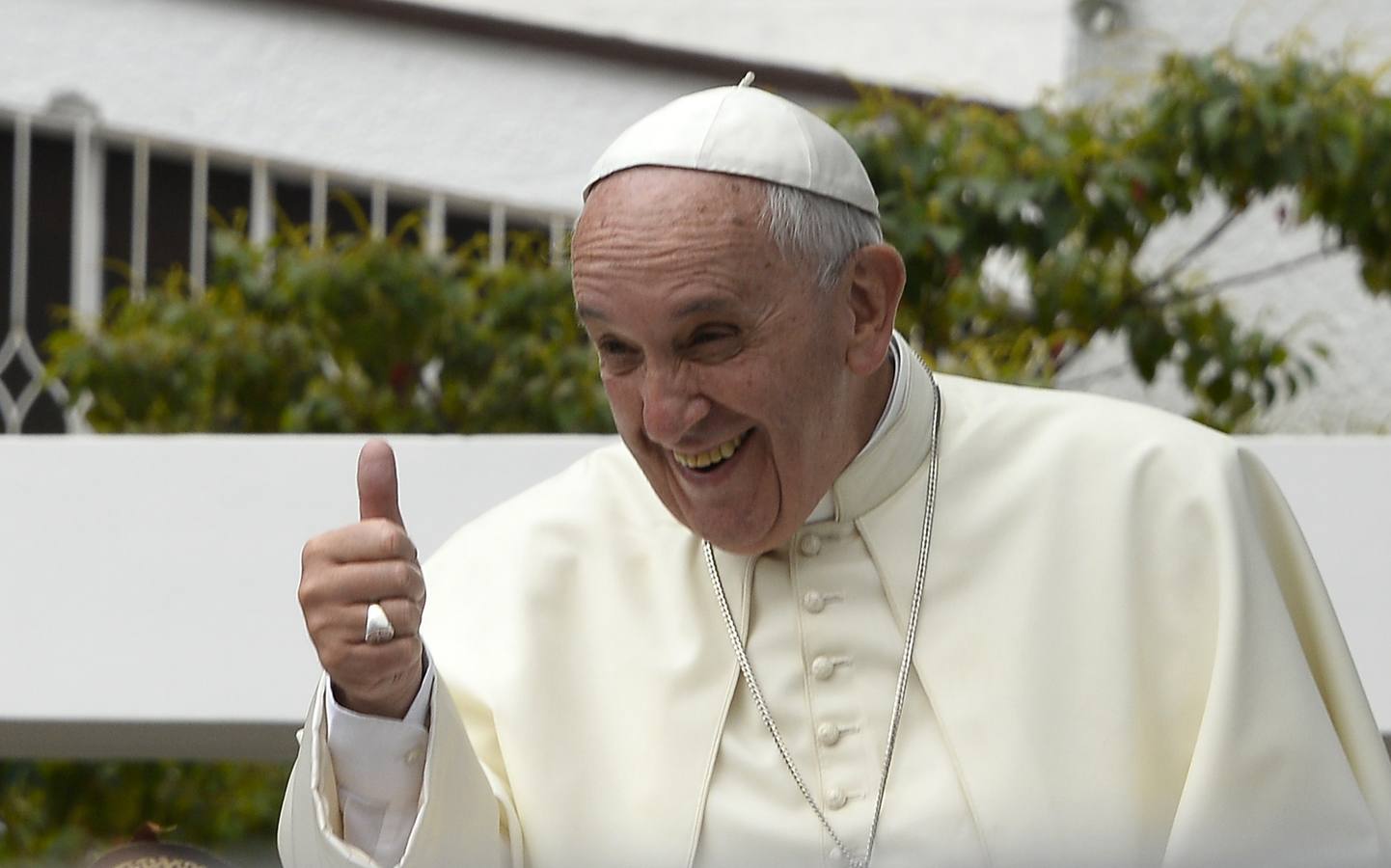 El papa Francisco saluda a los fieles.