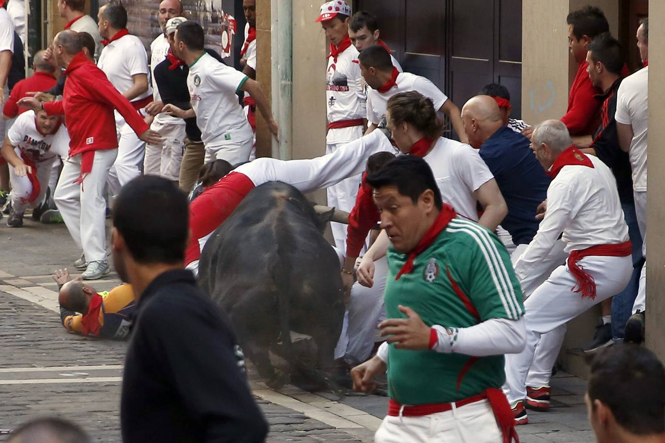 Un toro adelantado siembra el peligro en el tercer encierro