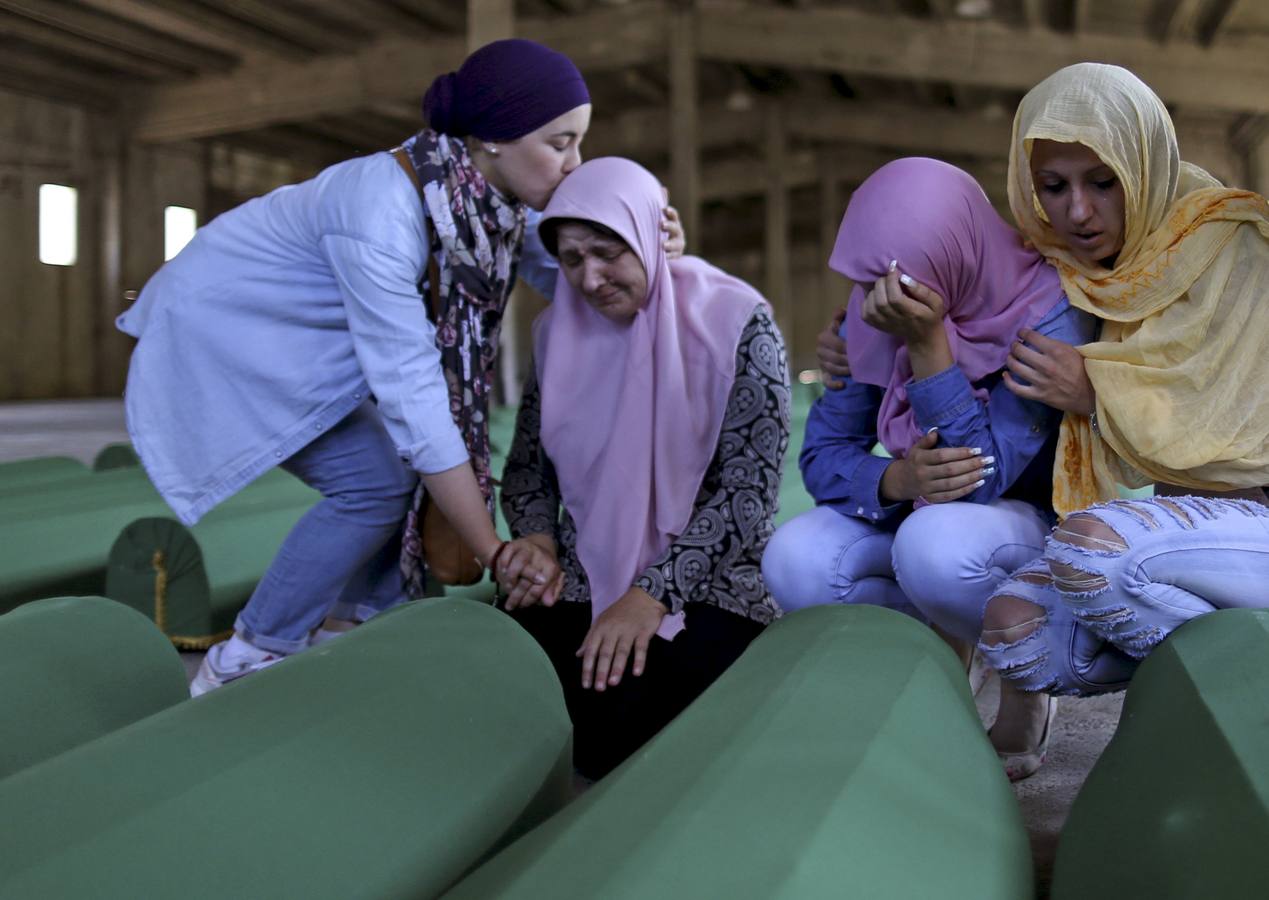 Familiares recuerdan víctimas de la masacre de Srebrenica