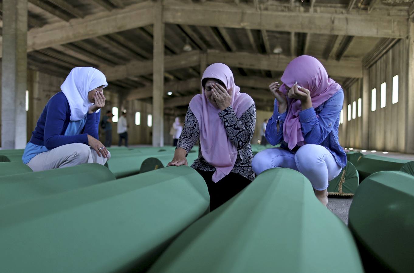 Familiares recuerdan víctimas de la masacre de Srebrenica