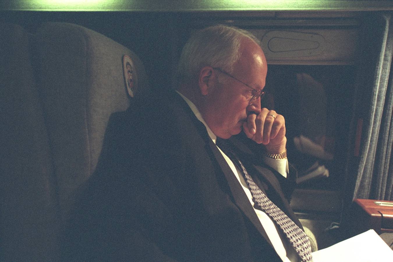 El vicepresidente Dick Cheney y Lynne Cheney salen de la Casa Blanca