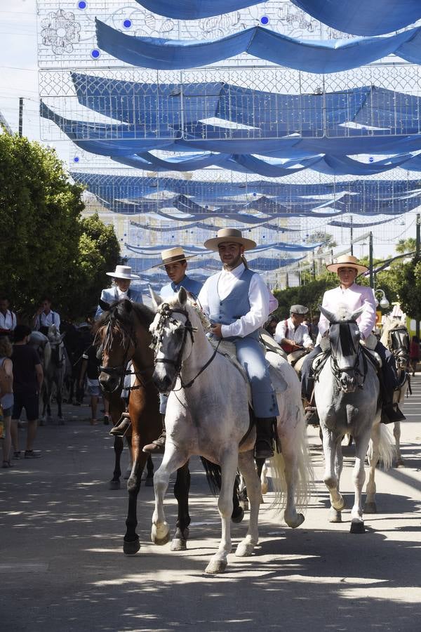 Fotos del ambiente en el Real de la Feria de día el viernes 21