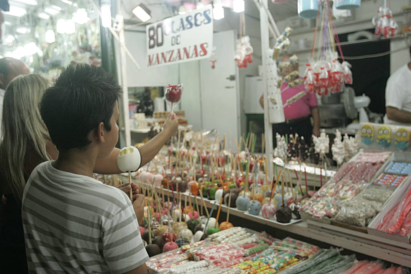 Fotos del ambiente en el Real de la Feria la noche del viernes 21