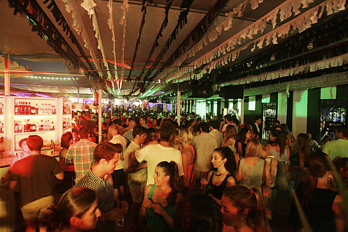 Fotos del ambiente en el Real de la Feria la noche del viernes 21