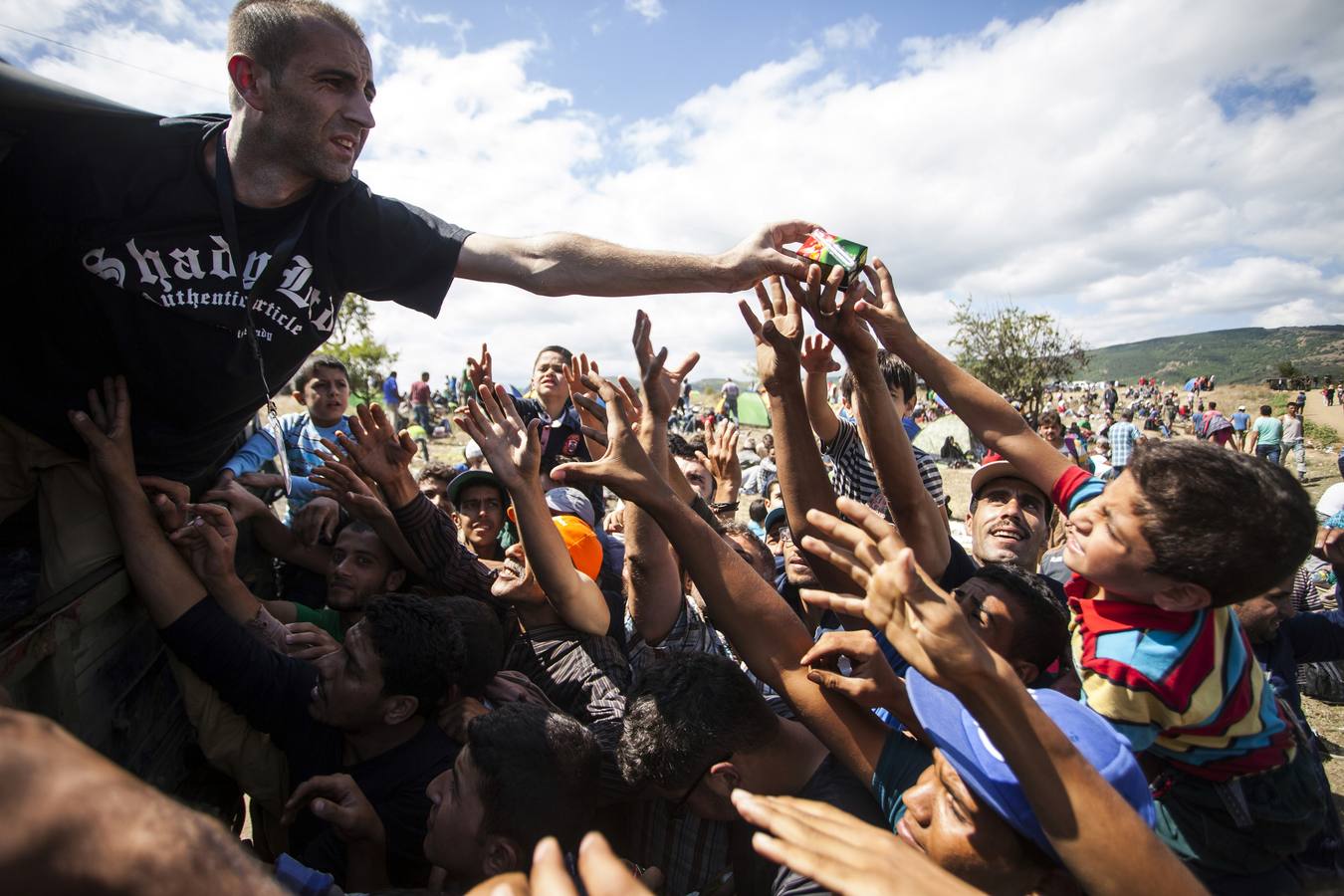 Macedonia deja entrar a cientos de migrantes agolpados en su frontera