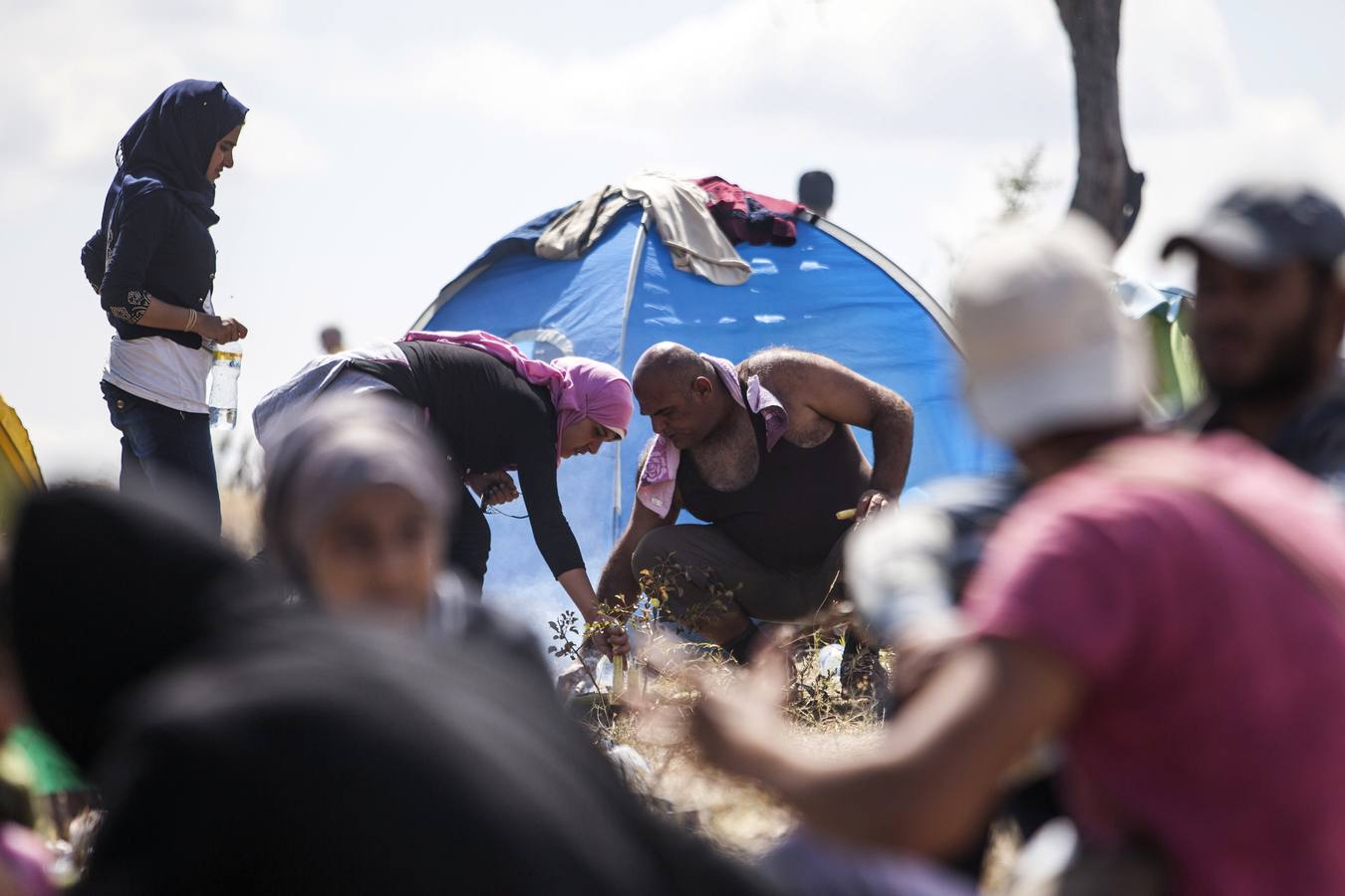 Macedonia deja entrar a cientos de migrantes agolpados en su frontera