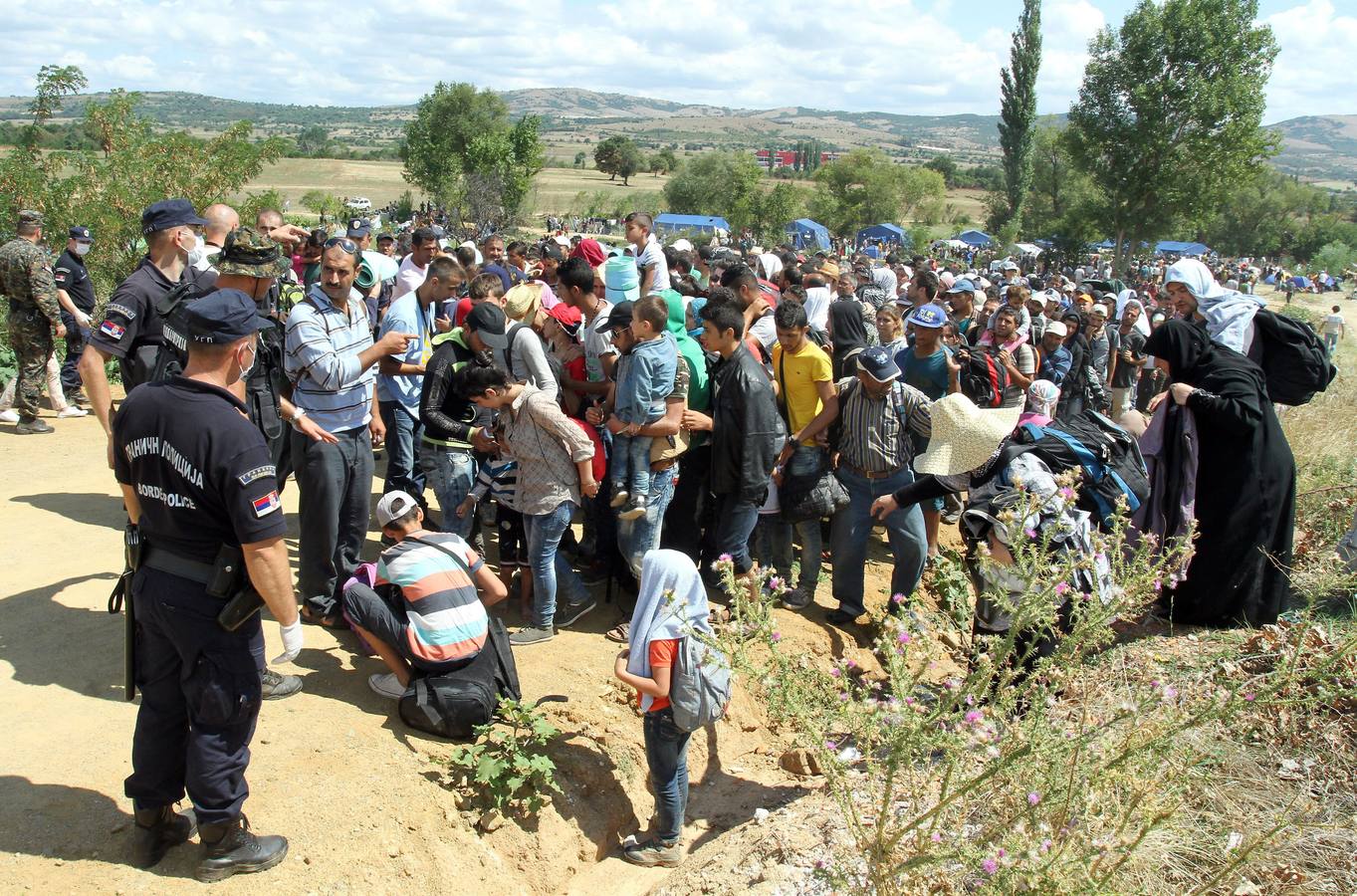 Macedonia deja entrar a cientos de migrantes agolpados en su frontera