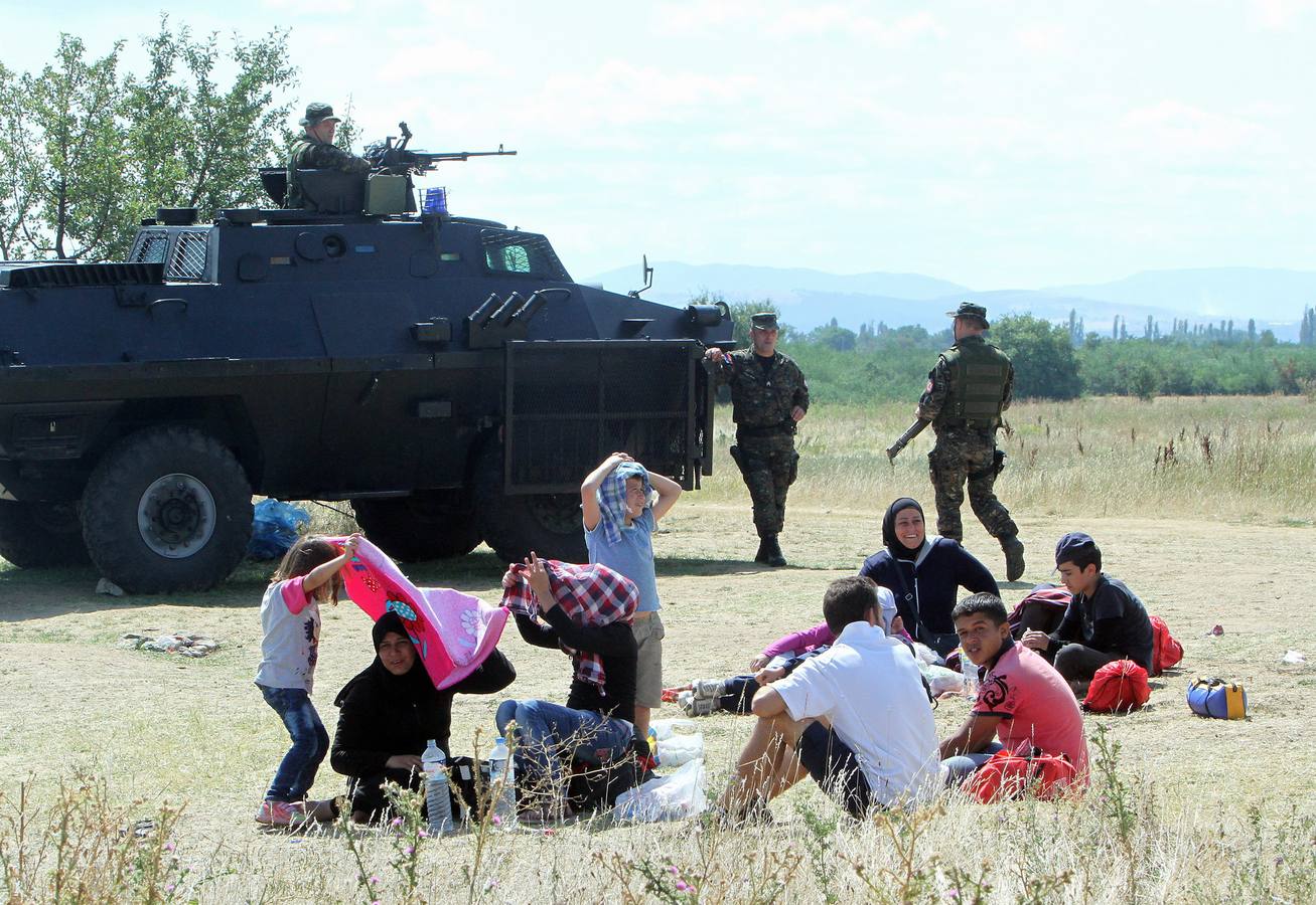Macedonia deja entrar a cientos de migrantes agolpados en su frontera
