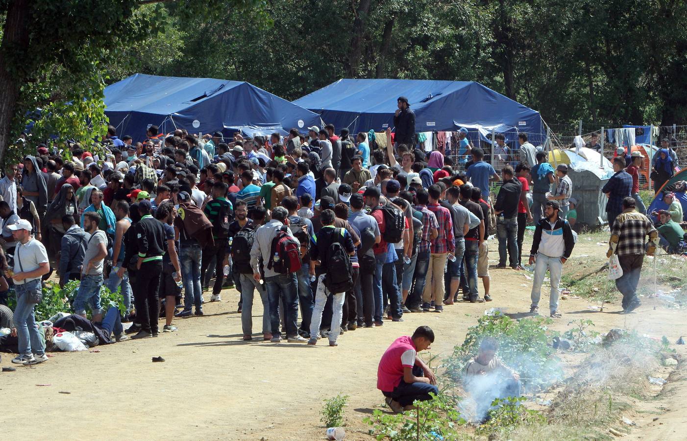 Macedonia deja entrar a cientos de migrantes agolpados en su frontera