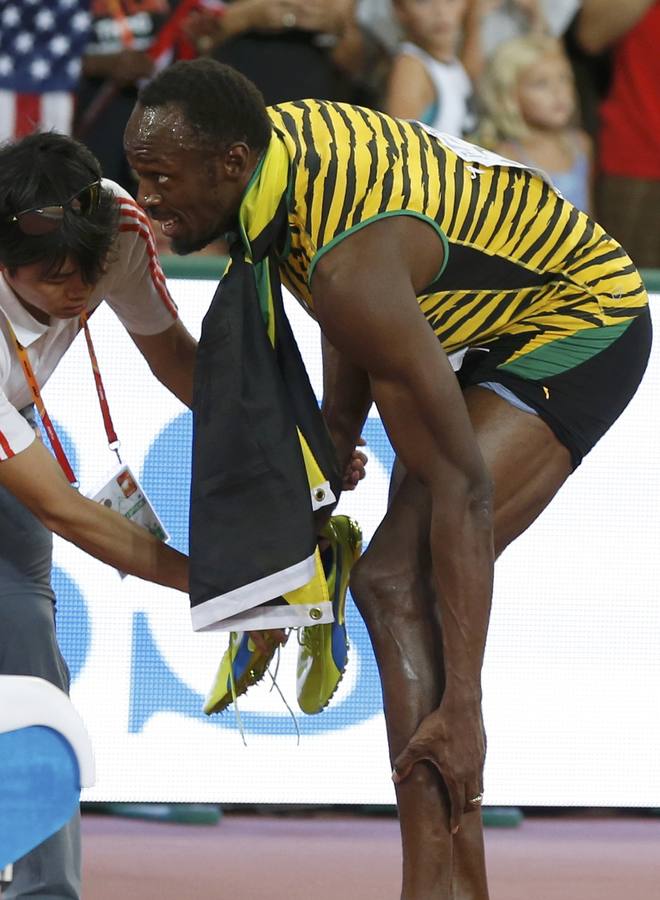 Usain Bolt arrasa en la final de 200