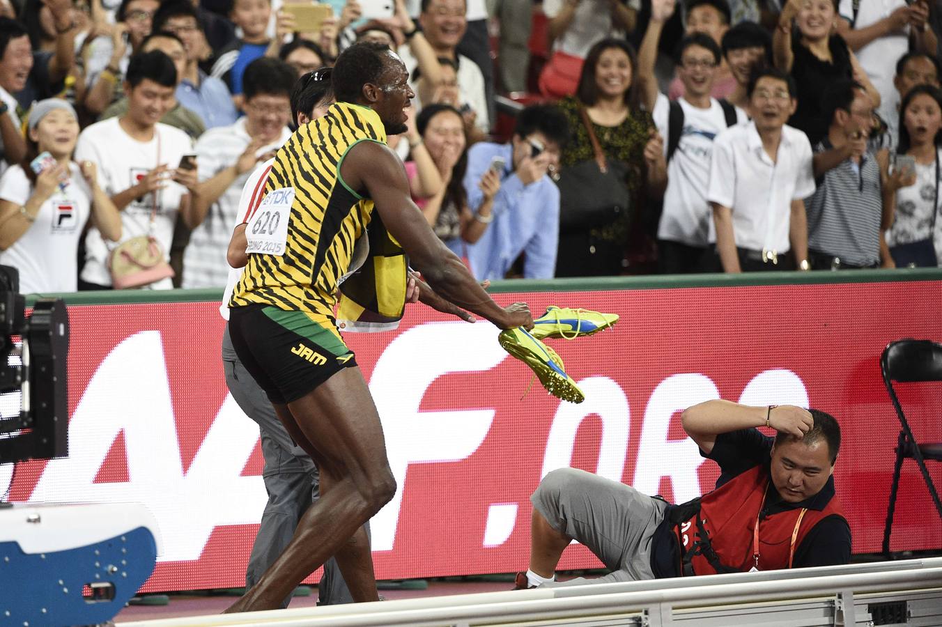 Usain Bolt arrasa en la final de 200
