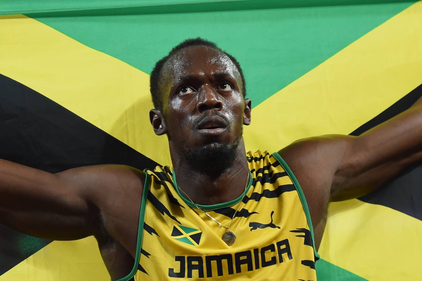 Usain Bolt arrasa en la final de 200
