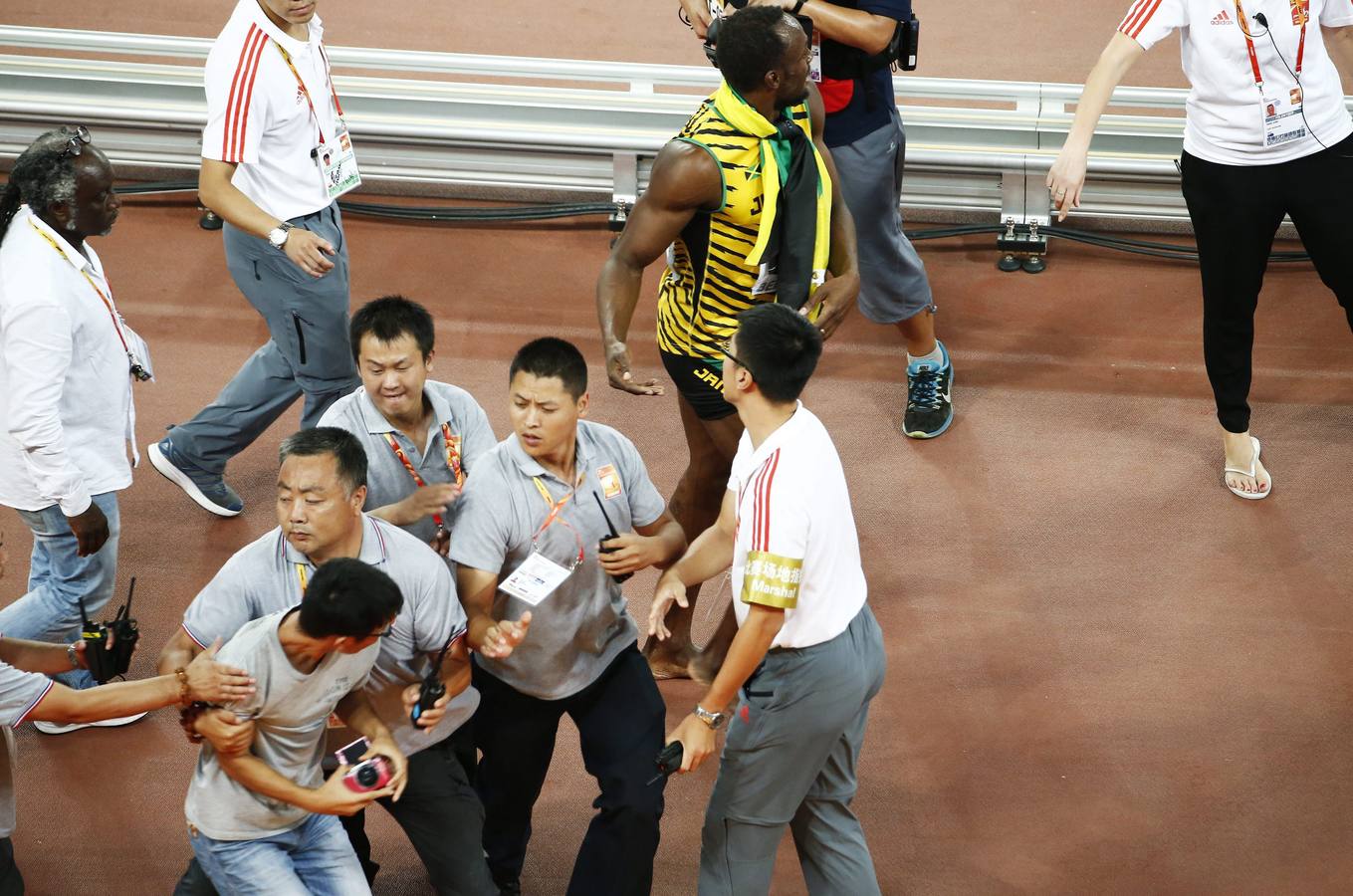 Usain Bolt arrasa en la final de 200