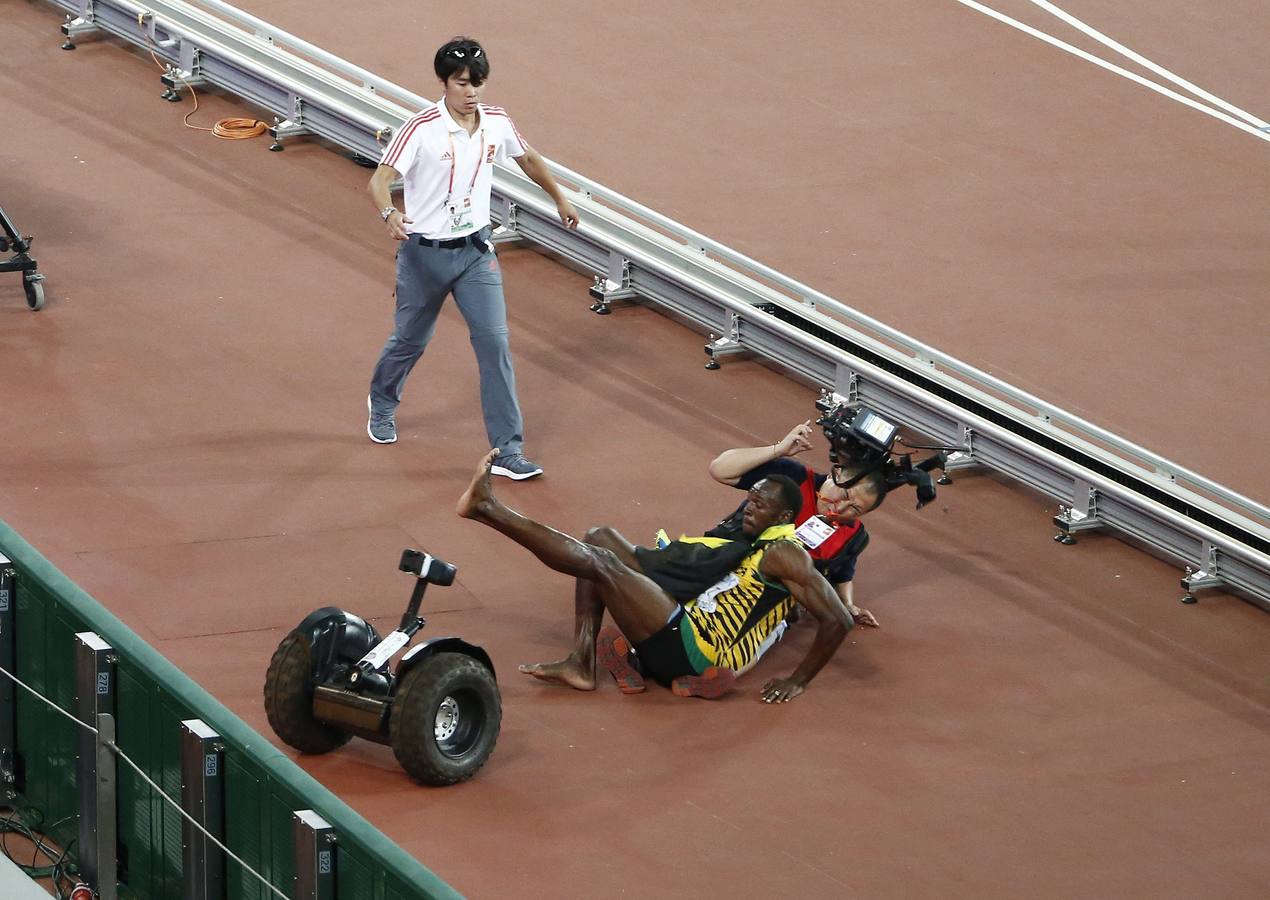 Usain Bolt arrasa en la final de 200