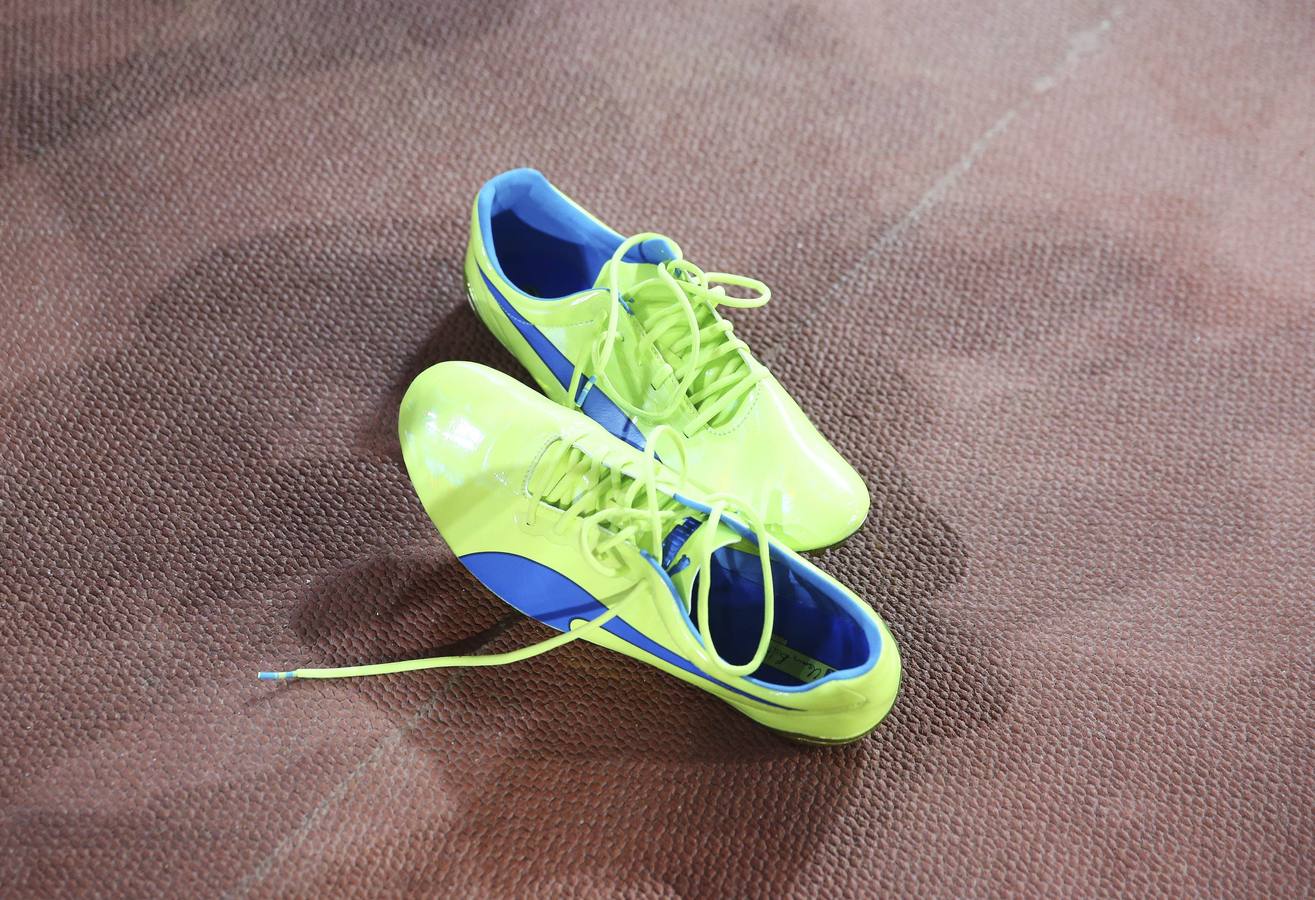 Usain Bolt arrasa en la final de 200