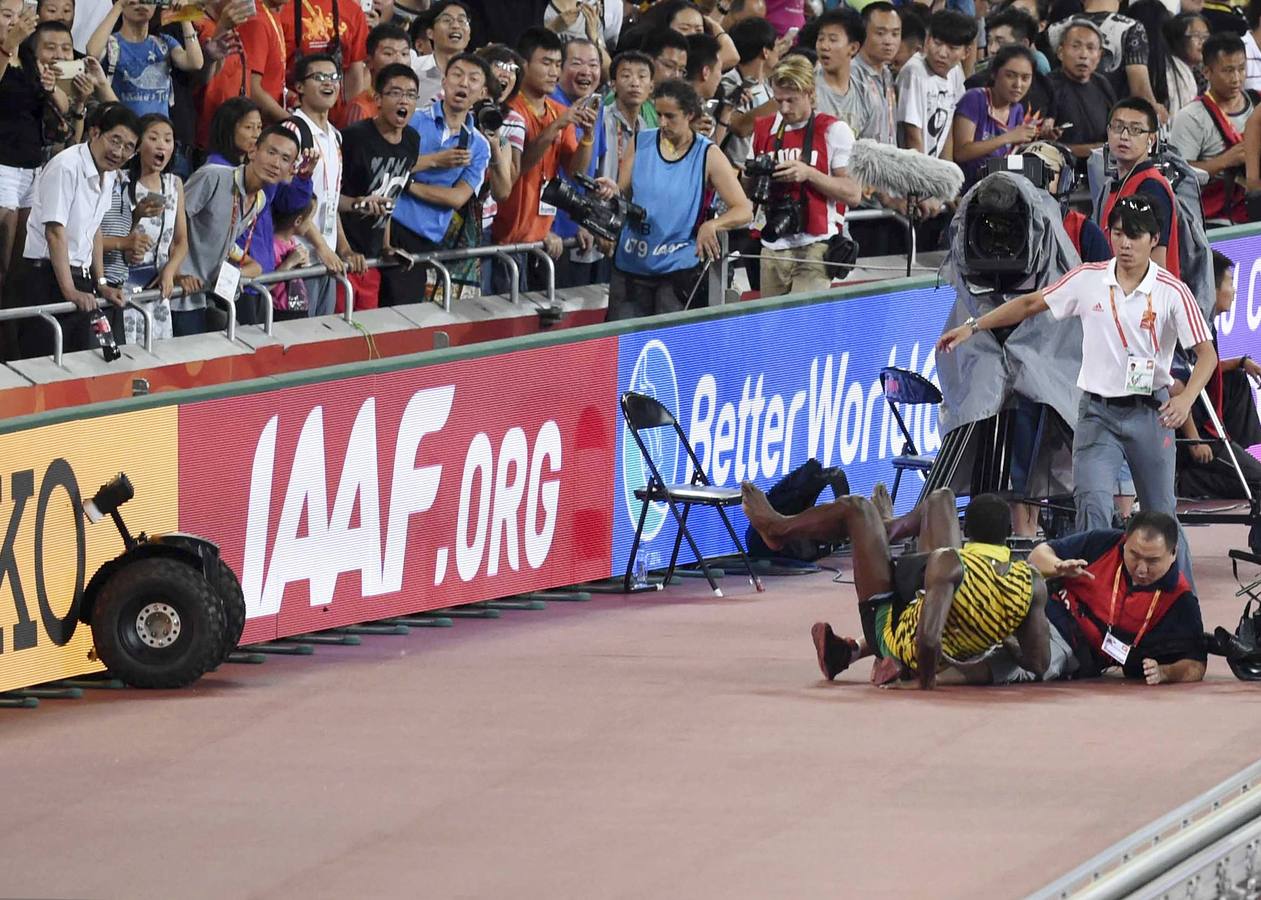 Usain Bolt arrasa en la final de 200