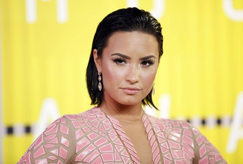 Demi Lovato posa antes de la gala.