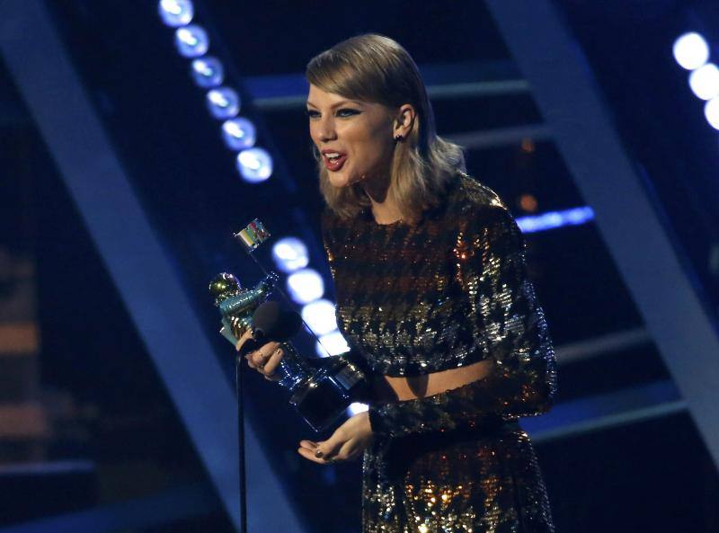 Taylor Swift recibió tres galardones.