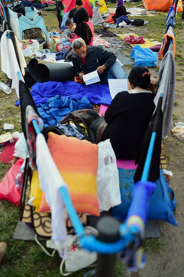 Hungría no deja entrar en la estación de tren de Budapest a los refugiados