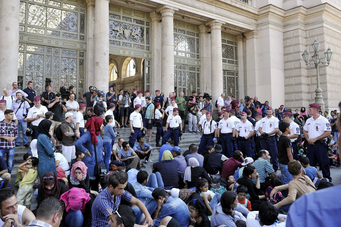 Hungría no deja entrar en la estación de tren de Budapest a los refugiados