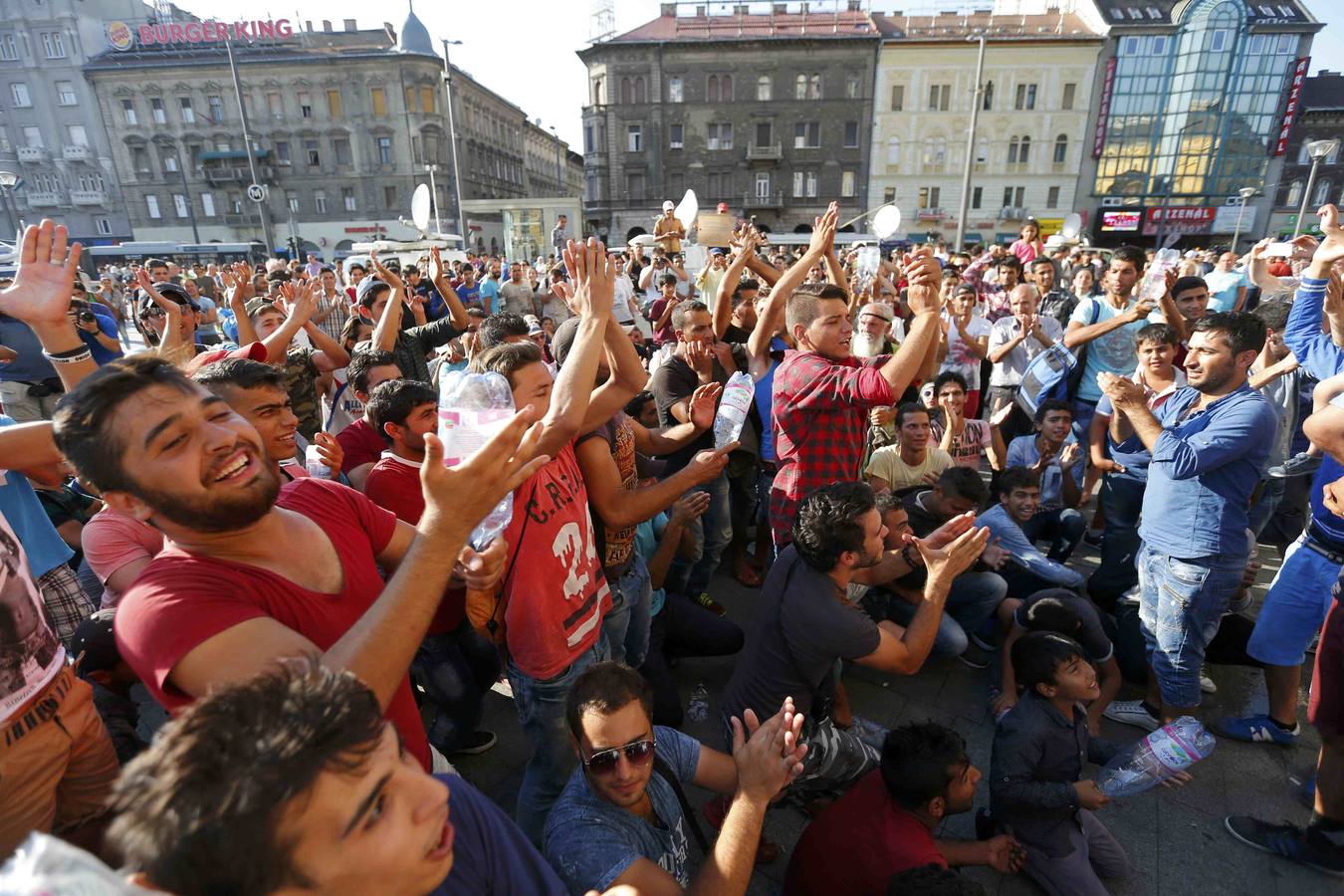 Hungría no deja entrar en la estación de tren de Budapest a los refugiados