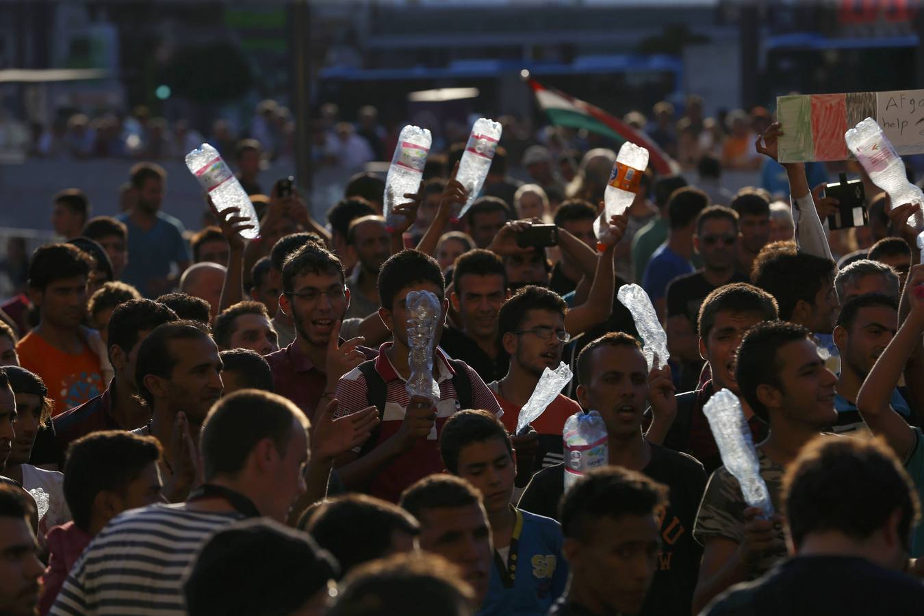 Hungría no deja entrar en la estación de tren de Budapest a los refugiados