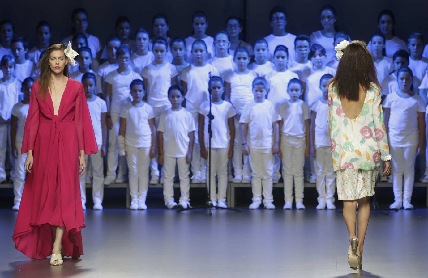 Duyos pone paz en el caos. Las angelicales voces de un coro de niños han marcado el delicado movimiento de las sedas, organzas y guipures con el blanco como protagonista.