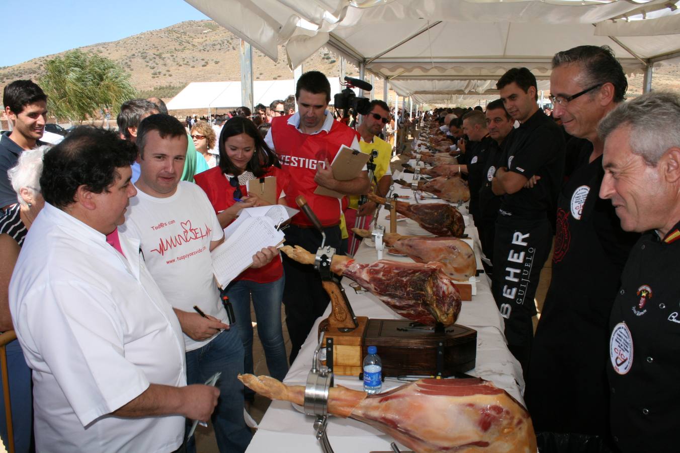 Sierra de Yeguas logra el récord Guinness de cortadores de jamón