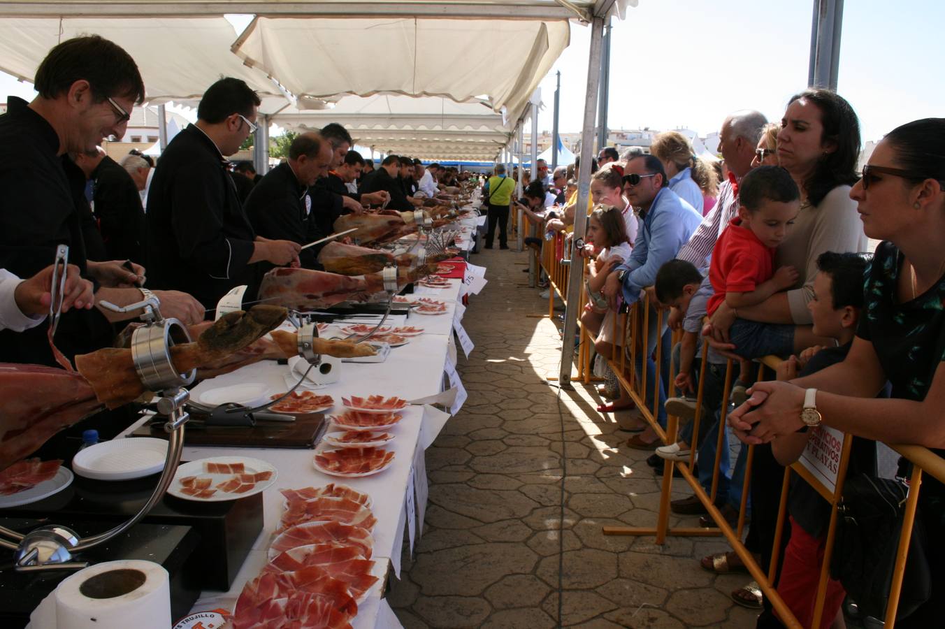 Sierra de Yeguas logra el récord Guinness de cortadores de jamón