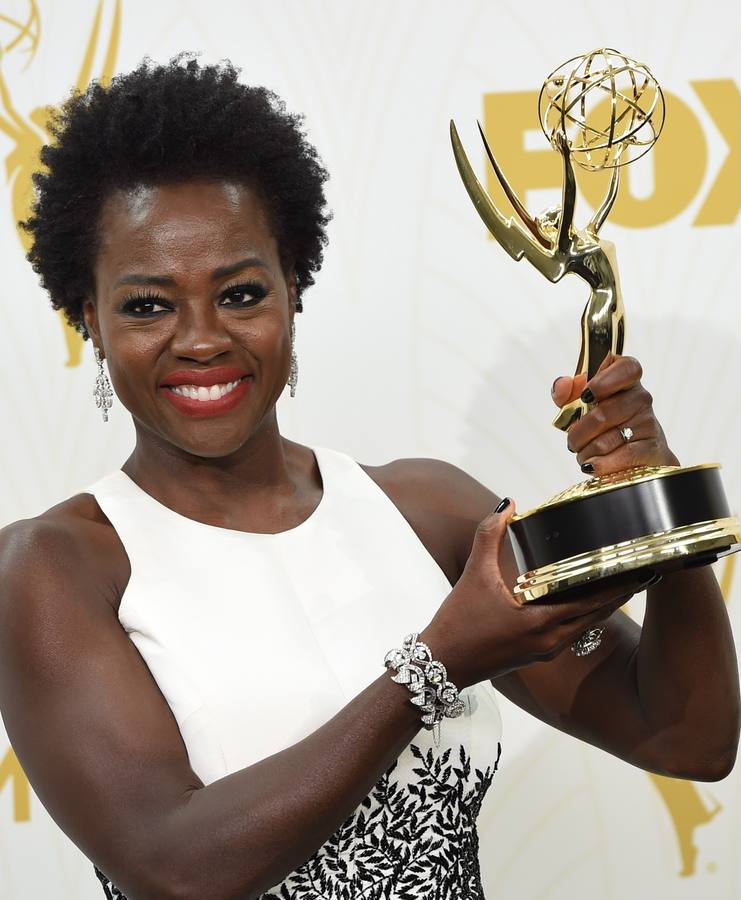 Viola Davis posa con el Emmy a la mejor actriz dramática por 'Cómo defender a un asesino'.