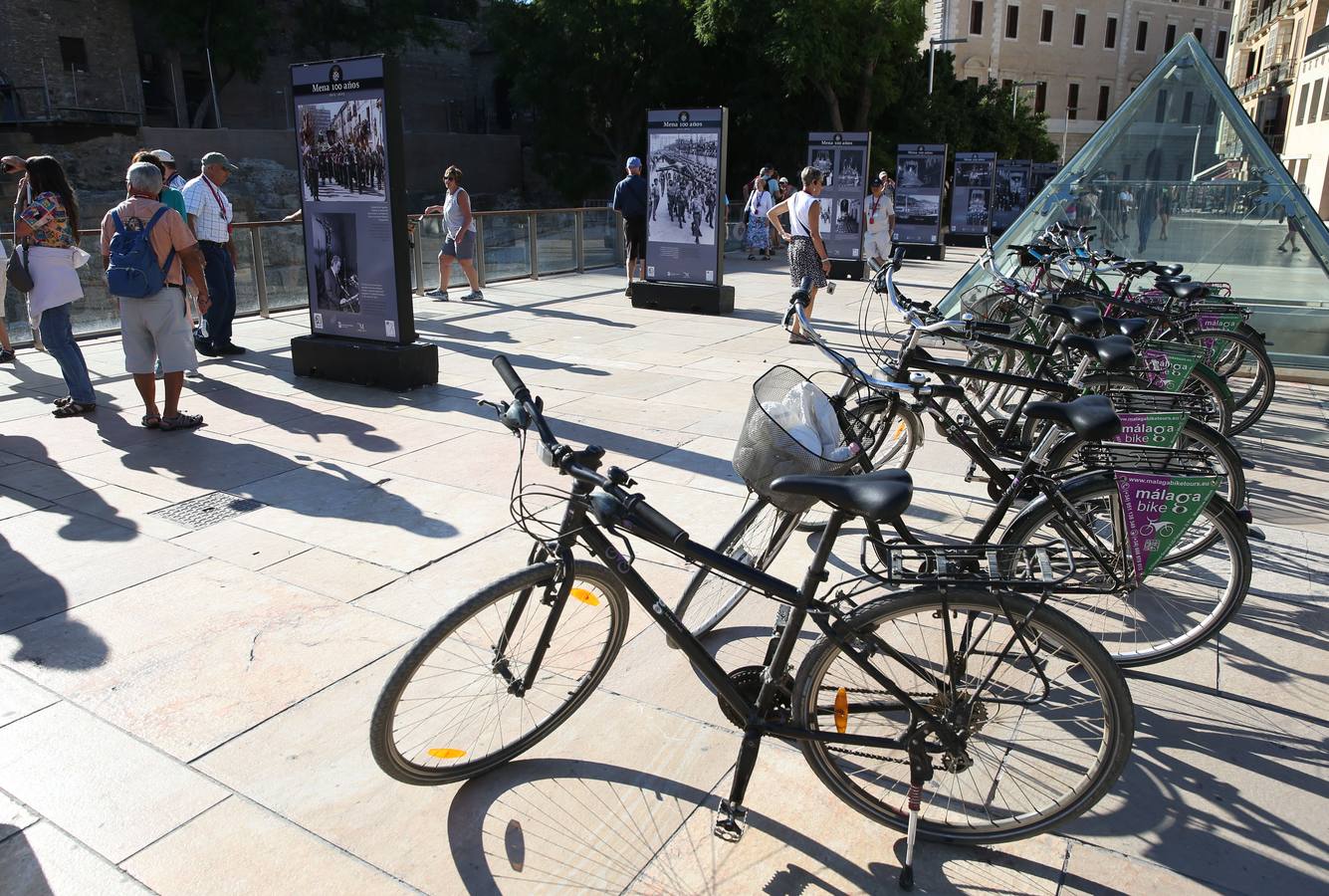 La exposición de la calle Alcazabilla que recoge el siglo de historia de Mena, en imágenes