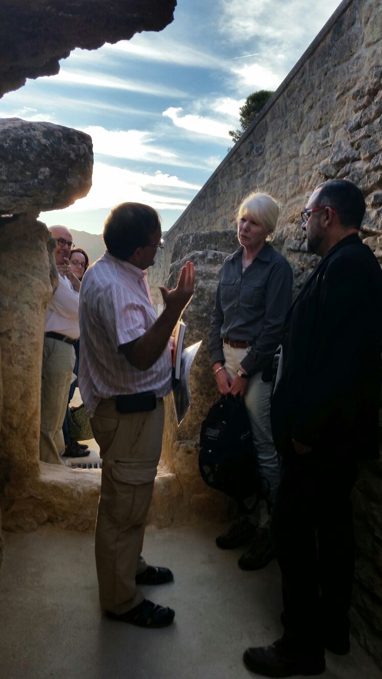 La evaluadora de la Unesco contempla al equinoccio de otoño en el dolmen de Viera