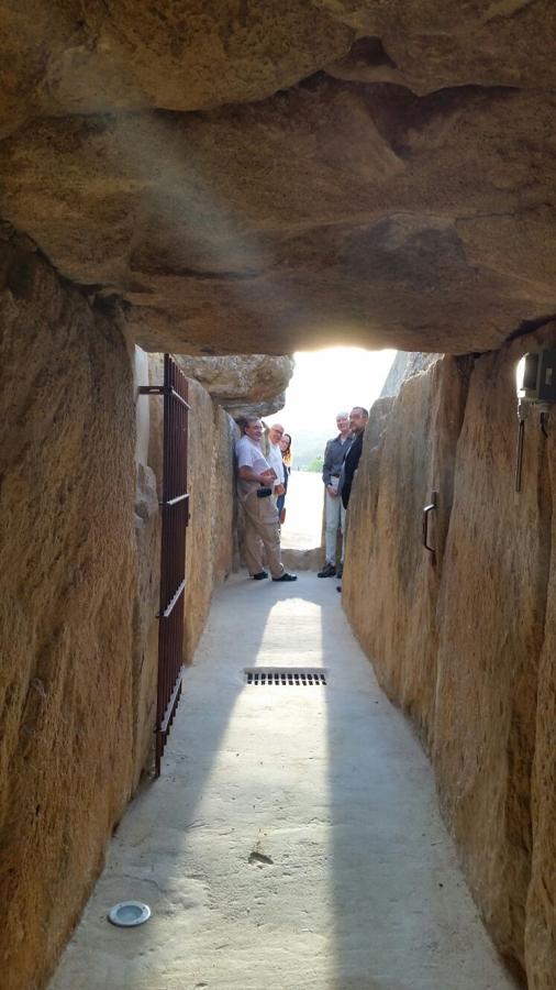 La evaluadora de la Unesco contempla al equinoccio de otoño en el dolmen de Viera