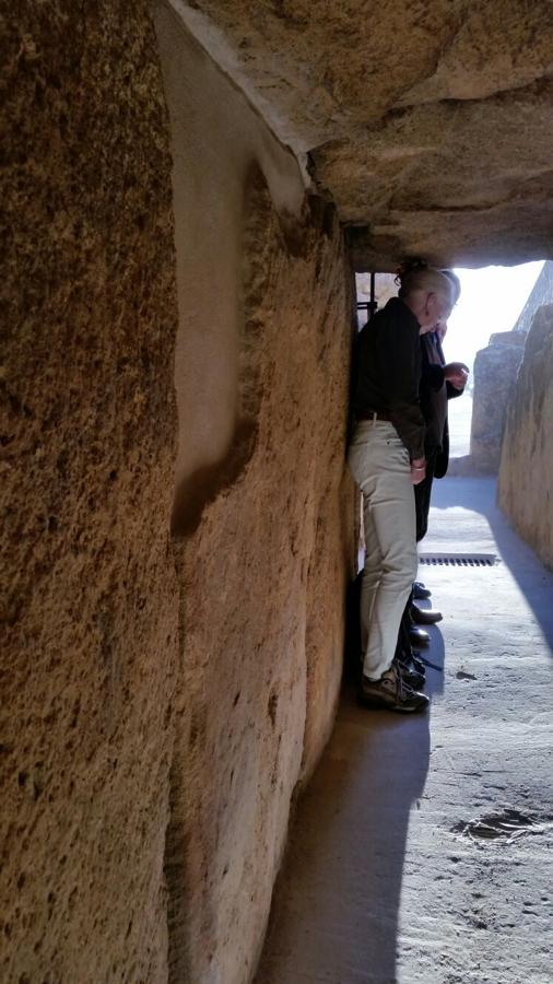 La evaluadora de la Unesco contempla al equinoccio de otoño en el dolmen de Viera