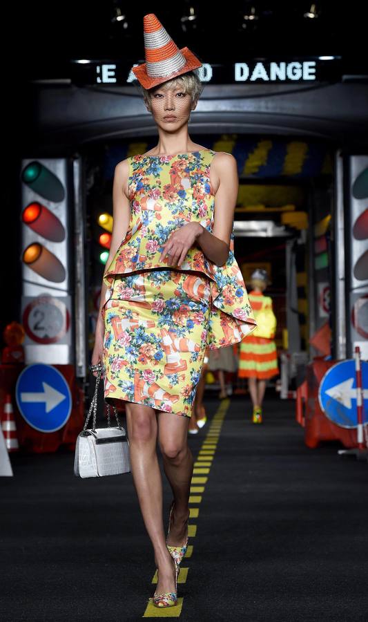Moschino llena de color la pasarela de Milán
