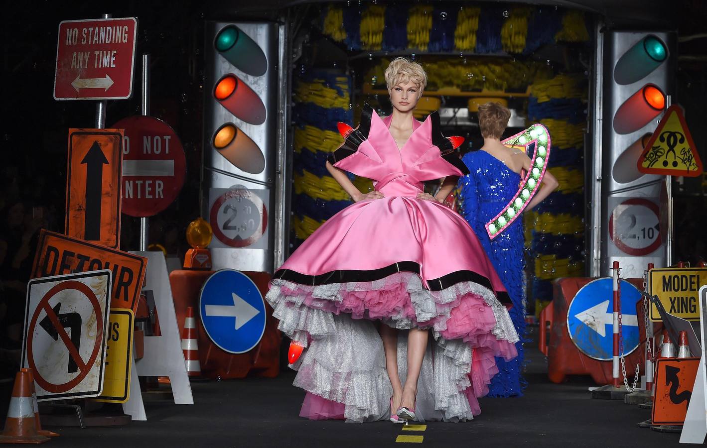 Moschino llena de color la pasarela de Milán