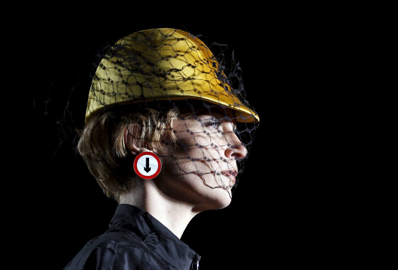 Moschino llena de color la pasarela de Milán