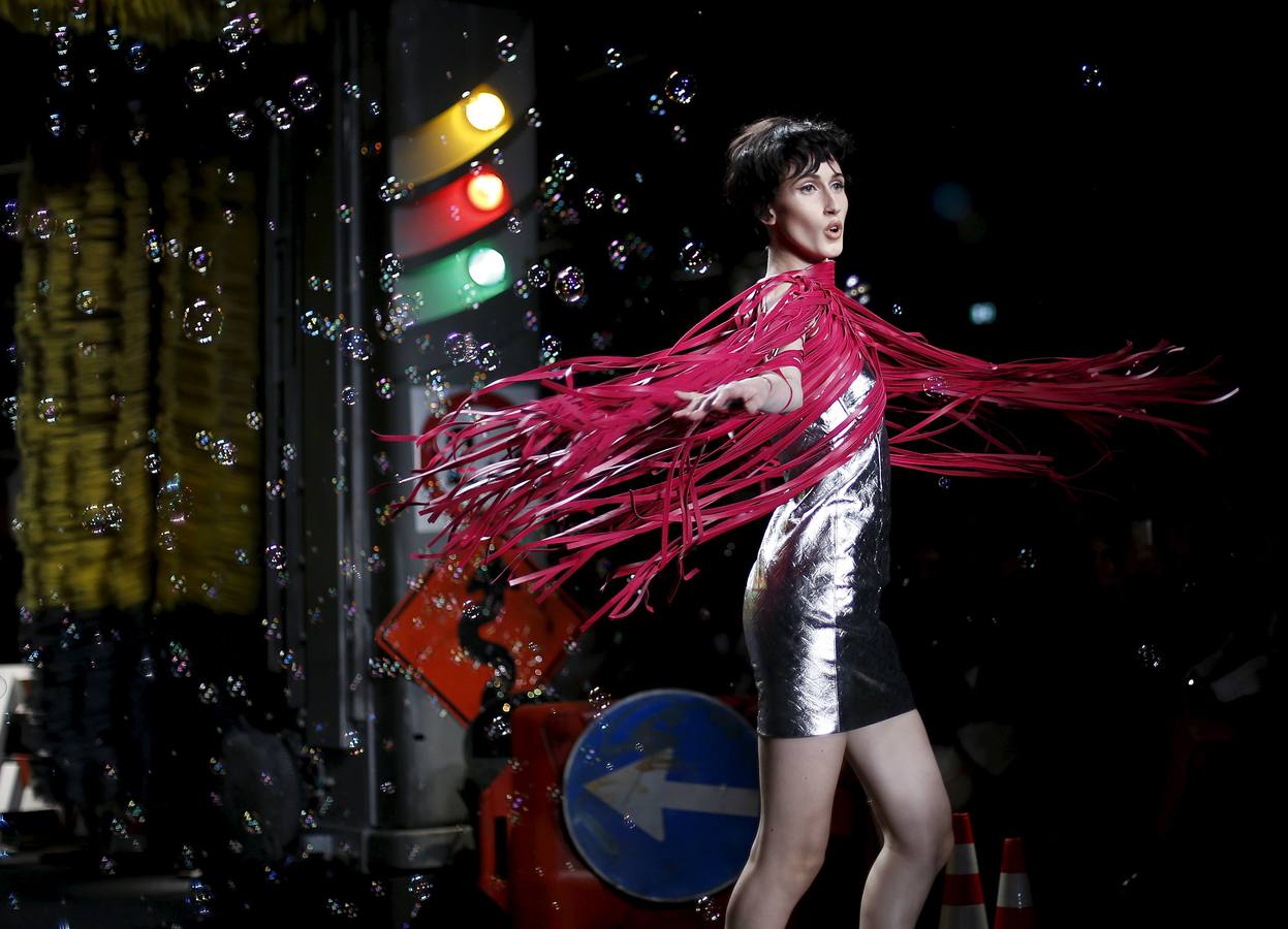 Moschino llena de color la pasarela de Milán