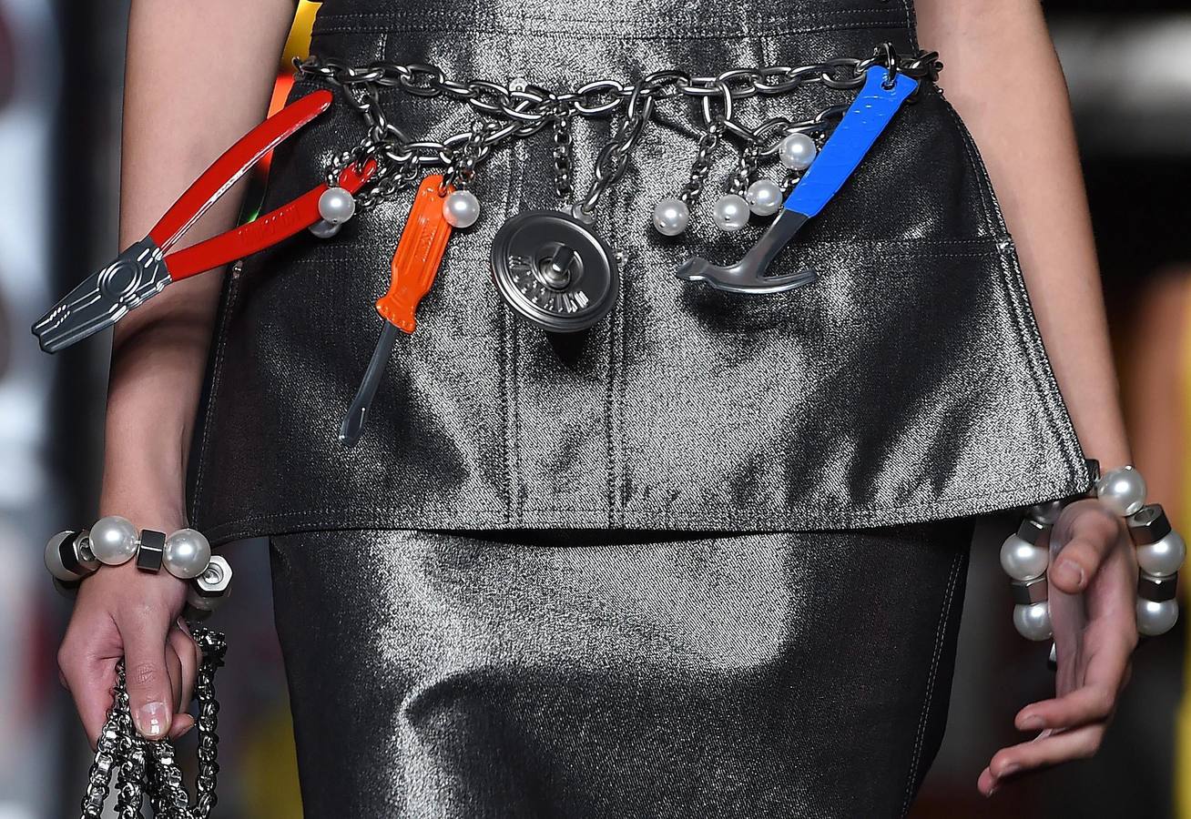 Moschino llena de color la pasarela de Milán