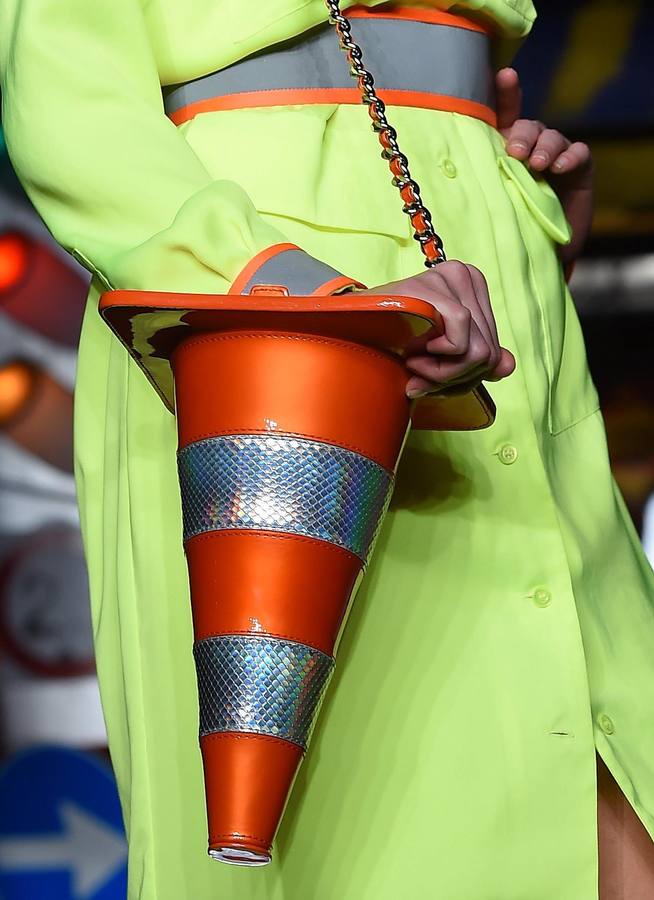 Moschino llena de color la pasarela de Milán