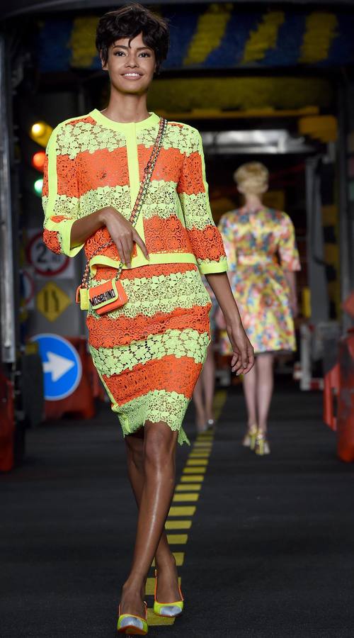Moschino llena de color la pasarela de Milán
