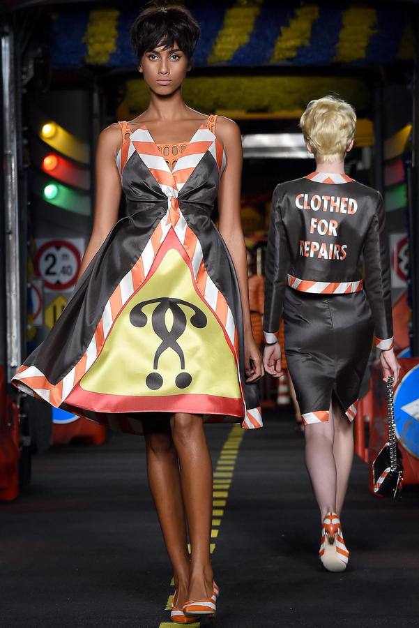 Moschino llena de color la pasarela de Milán