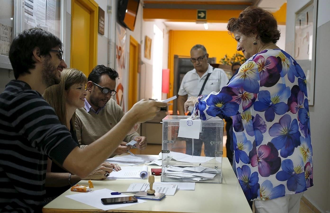 Una mujer deposita su voto en un colegio electoral de Barcelona.