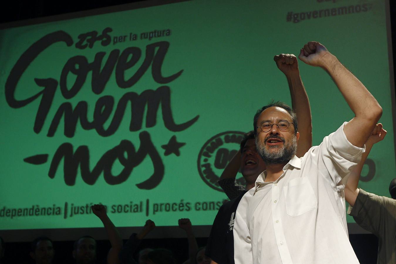 El candidato de la CUP, Antonio Baños, celebra en su sede los resultados de su formación en las elecciones catalanas.