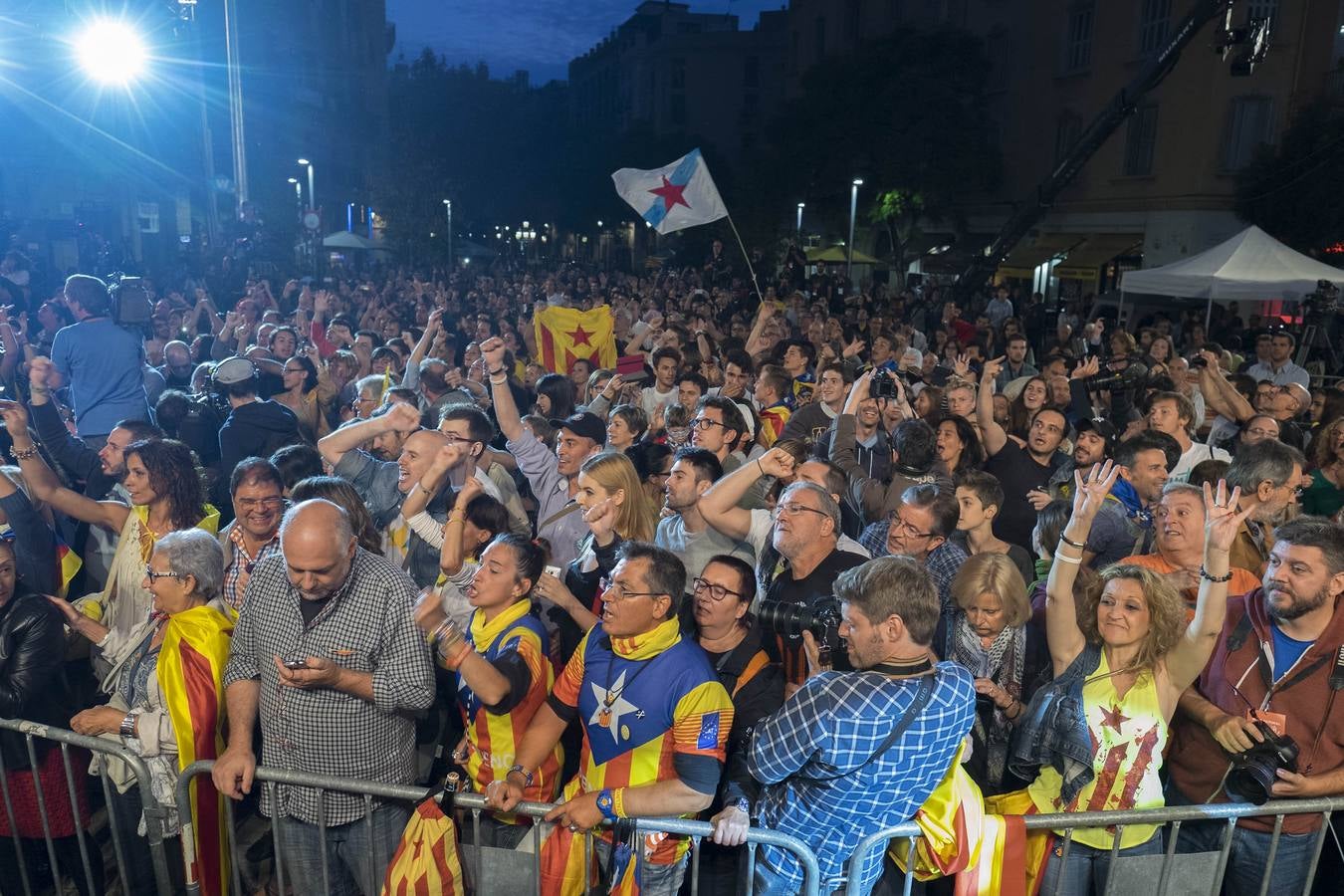 Cientos de personas celebran la victoria de Junts pel Si en las calles de Barcelona.