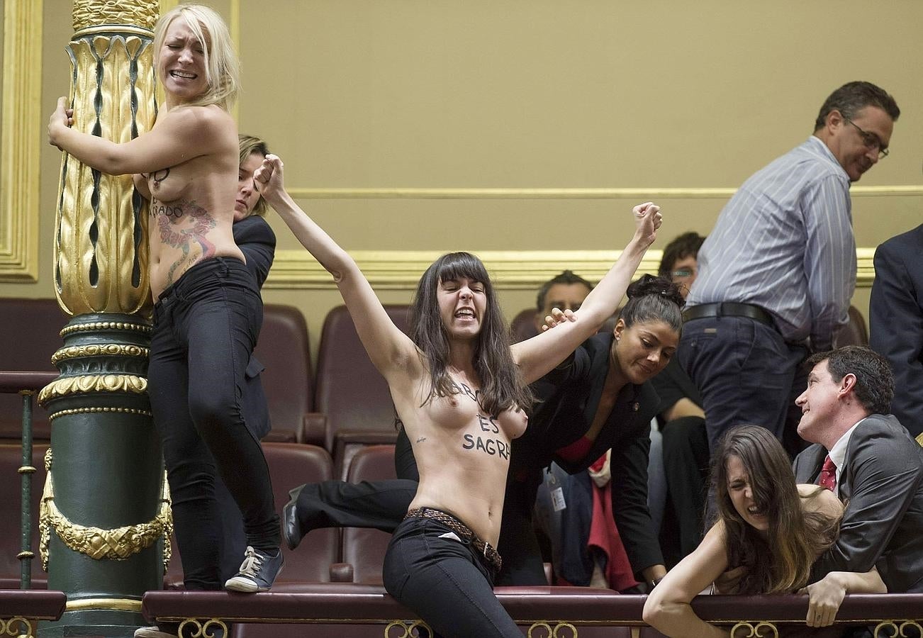 Las activistas de Femen protagonizaron una protesta en el Pleno del Congreso en octubre de 2013, con tres mujeres gritando a pecho descubierto "El aborto es sagrado".